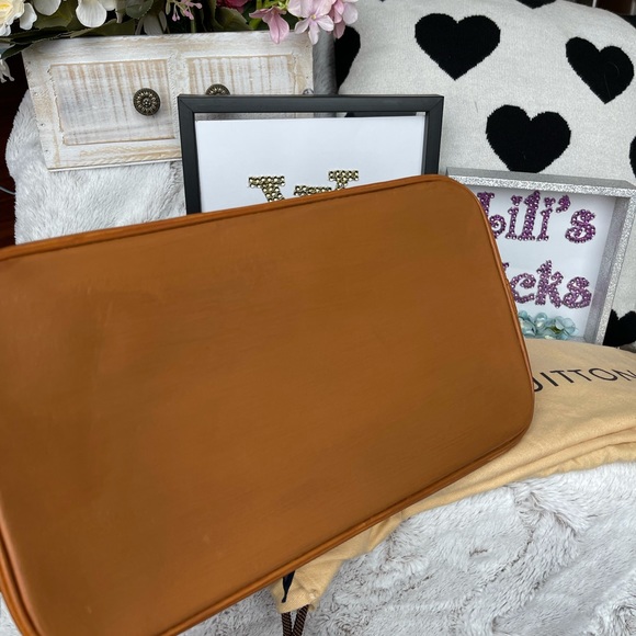 Pre love Alma LV, a sign of watermark, and burn. - Picture 12 of 16